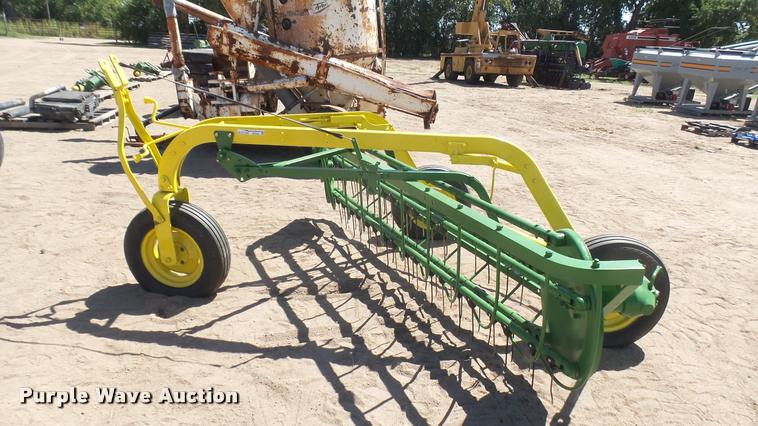 image for item DE9669 John Deere side delivery hay rake