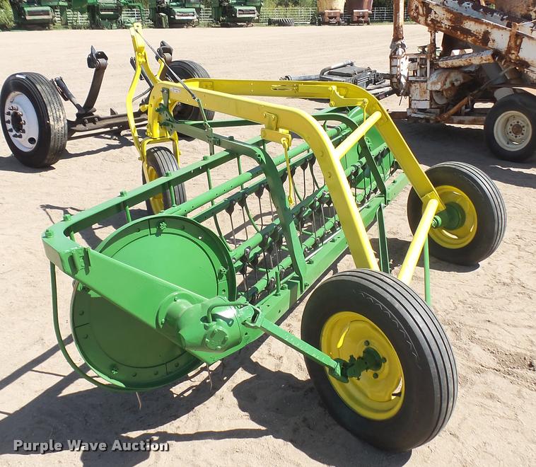 image for item DE9669 John Deere side delivery hay rake
