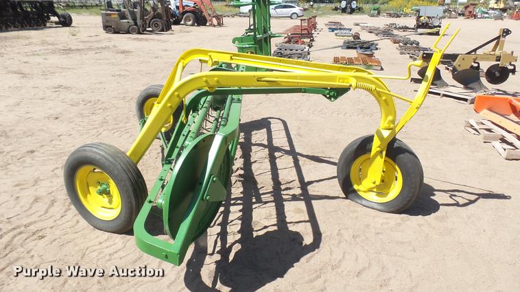 image for item DE9669 John Deere side delivery hay rake