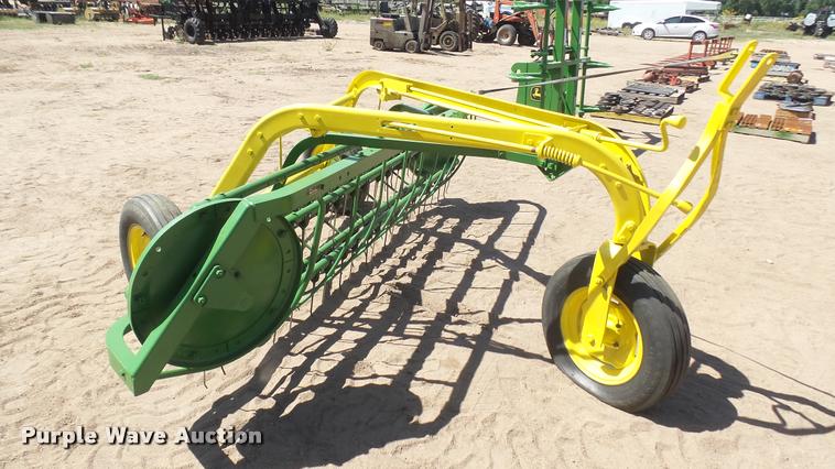 image for item DE9669 John Deere side delivery hay rake