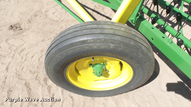 image for item DE9669 John Deere side delivery hay rake