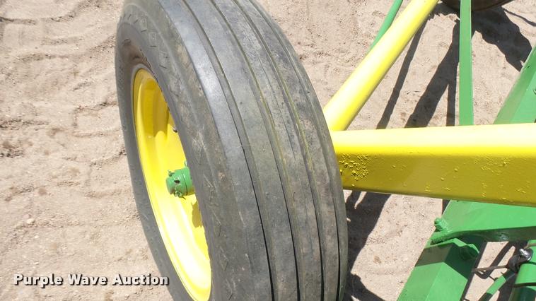 image for item DE9669 John Deere side delivery hay rake