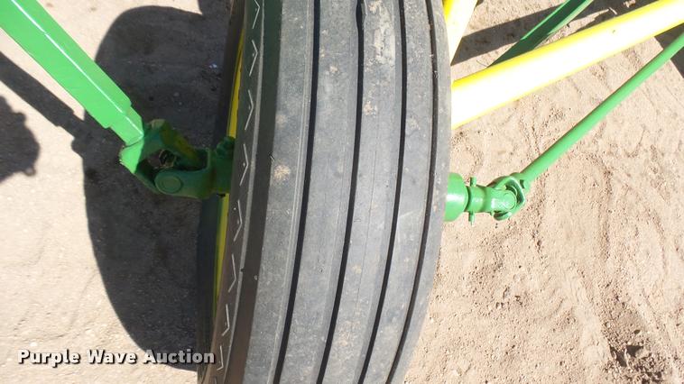 image for item DE9669 John Deere side delivery hay rake