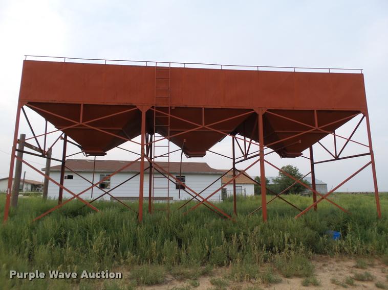 image for item DL9010 Overhead triple hopper feed bin