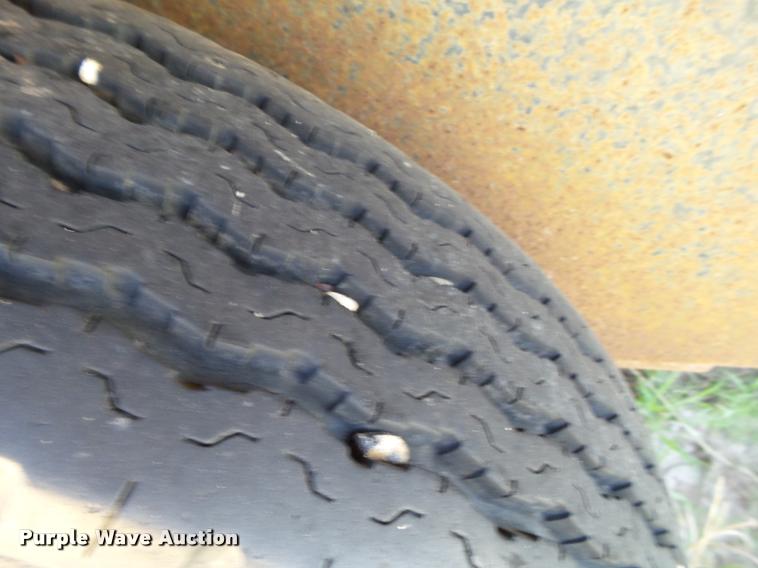 image for item DL9121 1988 Gooseneck livestock trailer