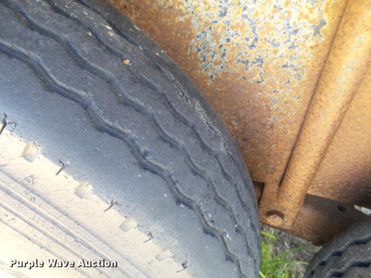 image for item DL9121 1988 Gooseneck livestock trailer