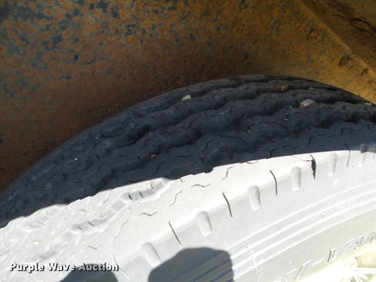 image for item DL9121 1988 Gooseneck livestock trailer