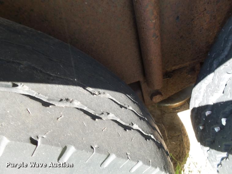 image for item DL9121 1988 Gooseneck livestock trailer