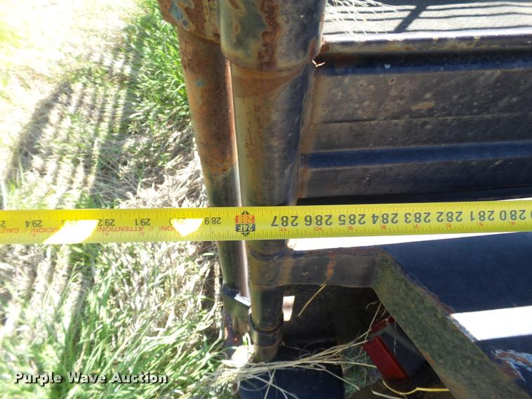 image for item DL9121 1988 Gooseneck livestock trailer