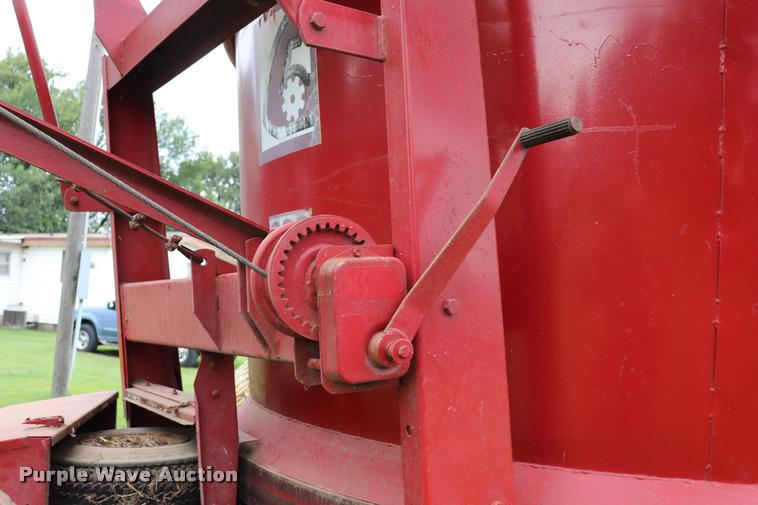 image for item DQ9430 Farm Hand 880 tub grinder