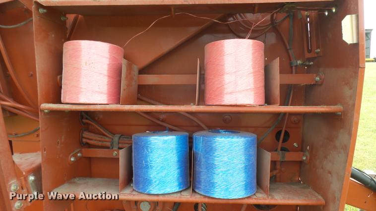 image for item DR9256 2004 Hesston 956A round baler