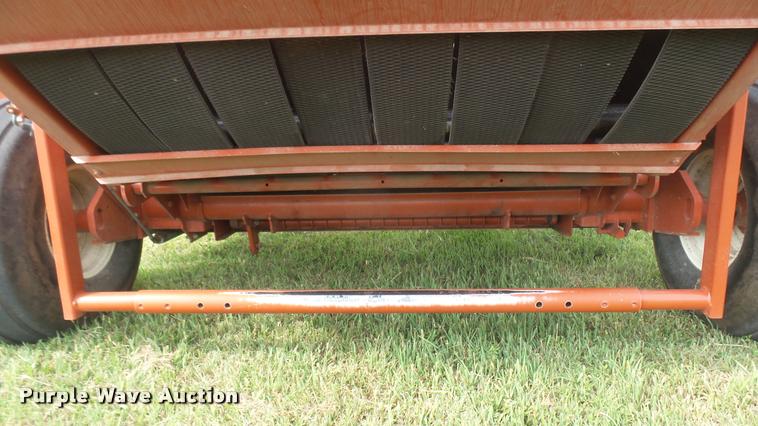 image for item DR9256 2004 Hesston 956A round baler