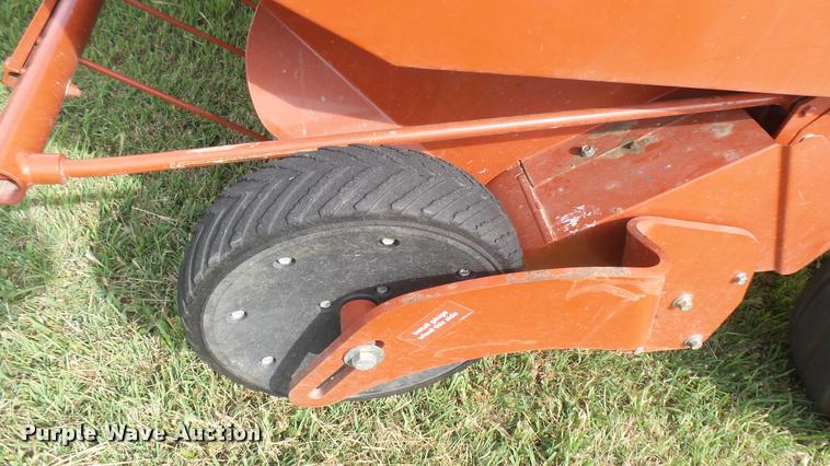image for item DR9256 2004 Hesston 956A round baler