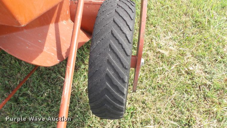 image for item DR9256 2004 Hesston 956A round baler