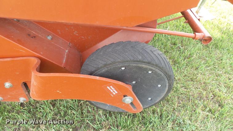 image for item DR9256 2004 Hesston 956A round baler