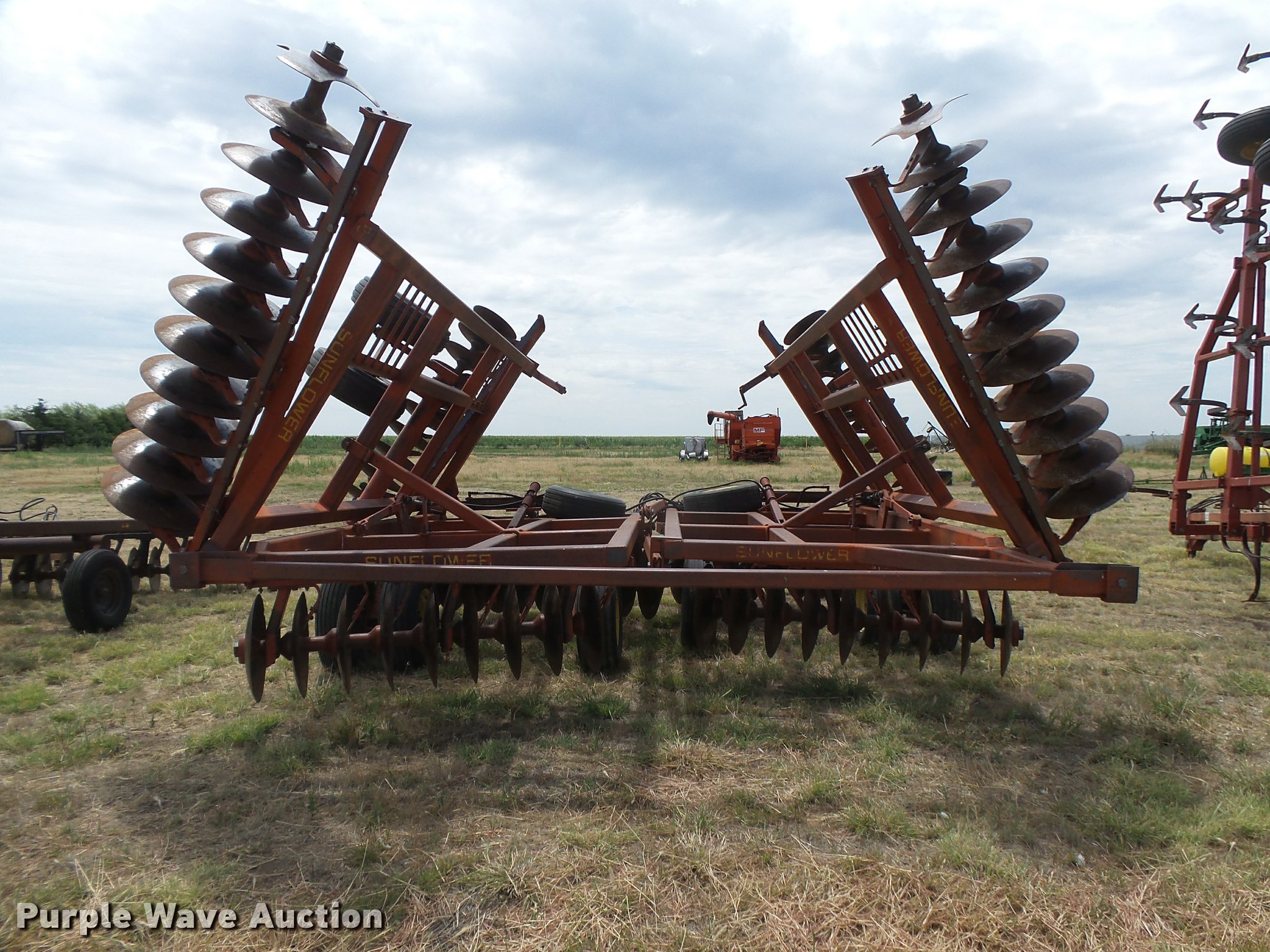 Sunflower tandem disk in Lindsborg, KS | Item DB2742 sold | Purple Wave
