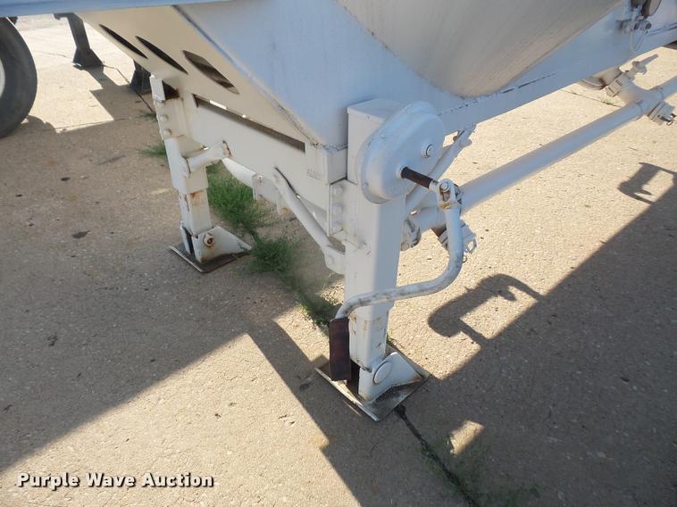 image for item DA1666 1979 Fruehauf HEB-F2-J-985 triple hopper pneumatic dry bulk tank trailer