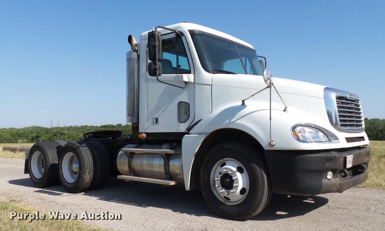 image for item DB4100 2006 Freightliner Columbia semi truck