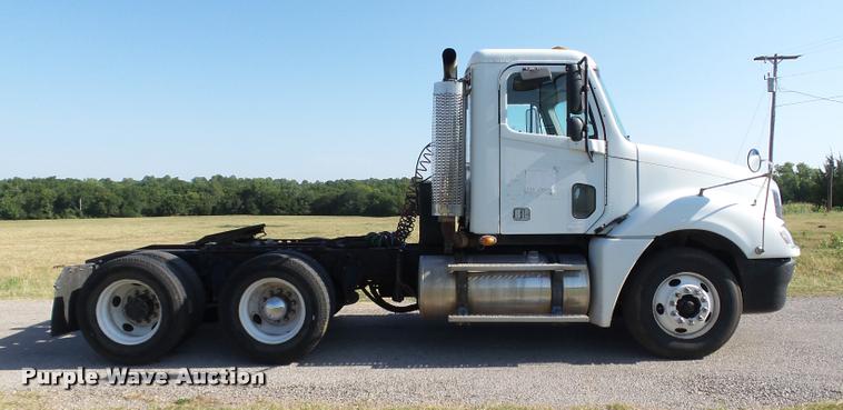 image for item DB4100 2006 Freightliner Columbia semi truck