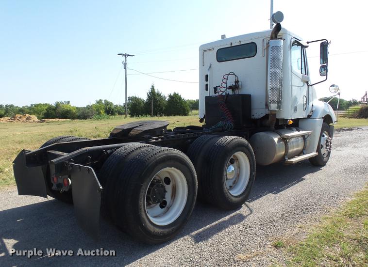 image for item DB4100 2006 Freightliner Columbia semi truck