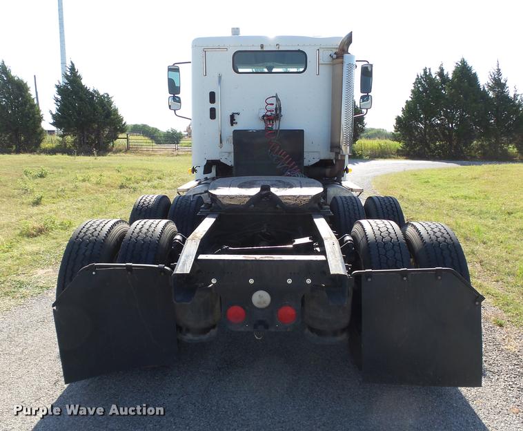 image for item DB4100 2006 Freightliner Columbia semi truck