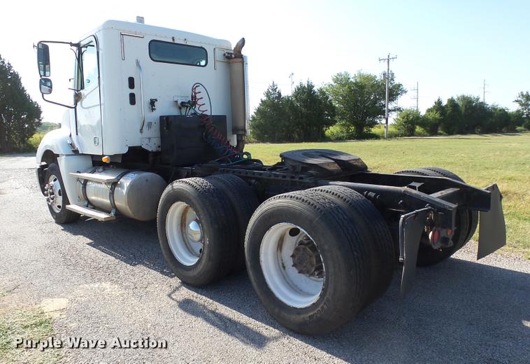 image for item DB4100 2006 Freightliner Columbia semi truck