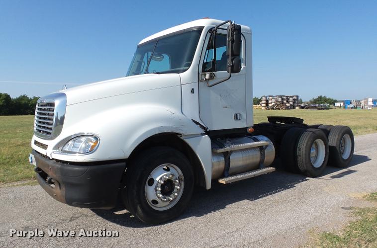 image for item DB4100 2006 Freightliner Columbia semi truck