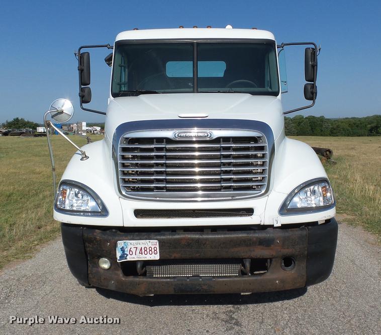 image for item DB4100 2006 Freightliner Columbia semi truck