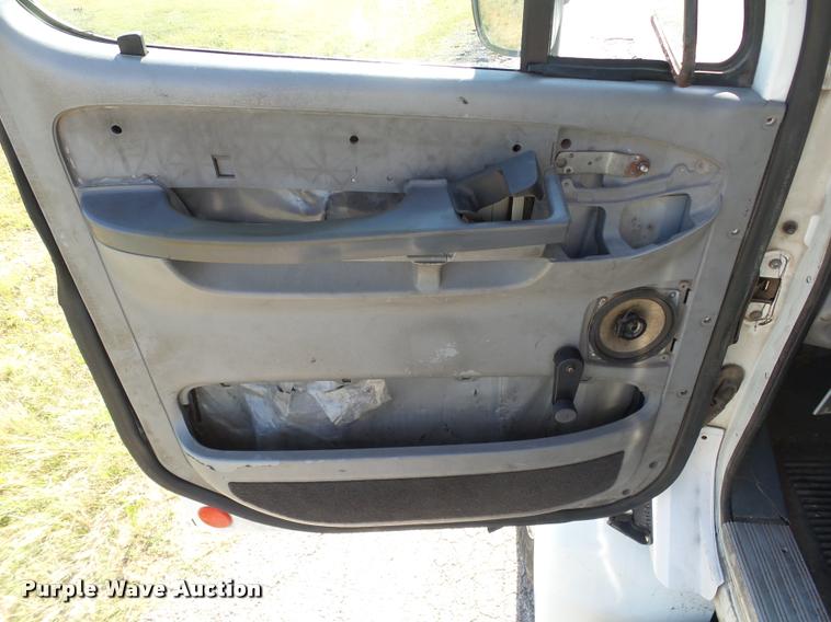 image for item DB4100 2006 Freightliner Columbia semi truck