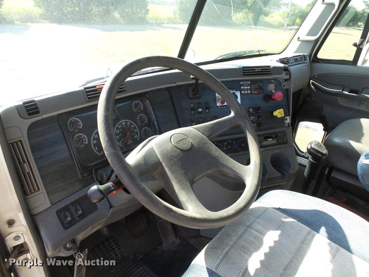 image for item DB4100 2006 Freightliner Columbia semi truck