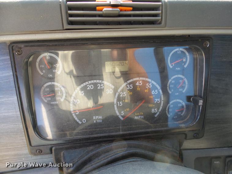 image for item DB4100 2006 Freightliner Columbia semi truck