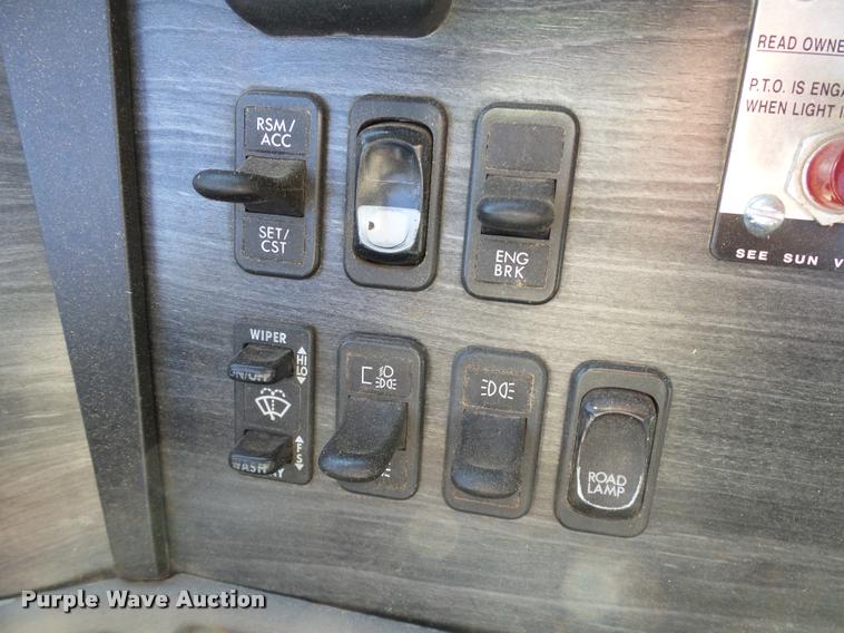 image for item DB4100 2006 Freightliner Columbia semi truck