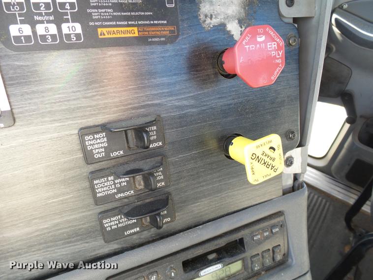 image for item DB4100 2006 Freightliner Columbia semi truck