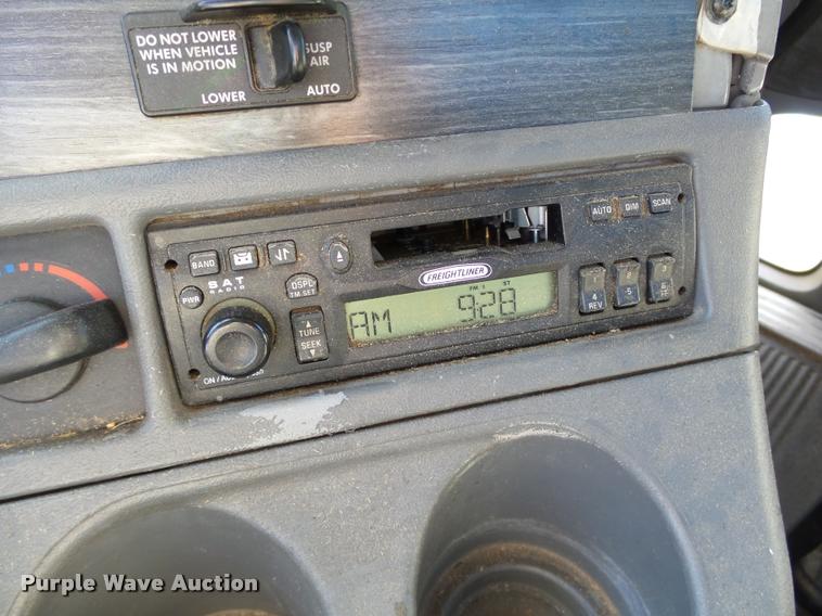 image for item DB4100 2006 Freightliner Columbia semi truck