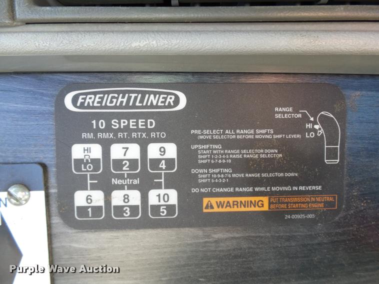 image for item DB4100 2006 Freightliner Columbia semi truck