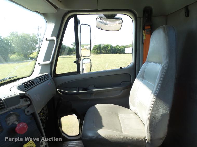 image for item DB4100 2006 Freightliner Columbia semi truck