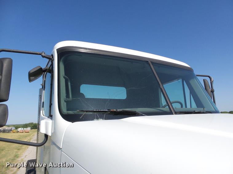 image for item DB4100 2006 Freightliner Columbia semi truck