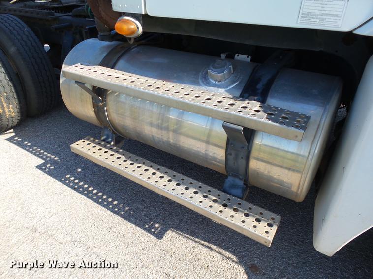 image for item DB4100 2006 Freightliner Columbia semi truck