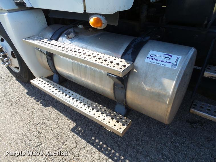 image for item DB4100 2006 Freightliner Columbia semi truck