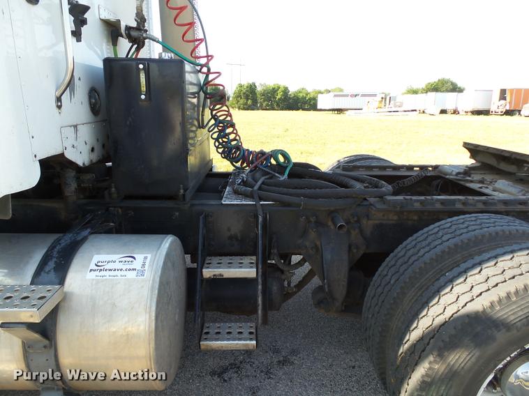 image for item DB4100 2006 Freightliner Columbia semi truck