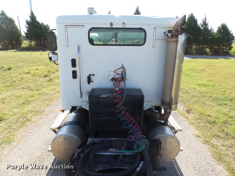 image for item DB4100 2006 Freightliner Columbia semi truck