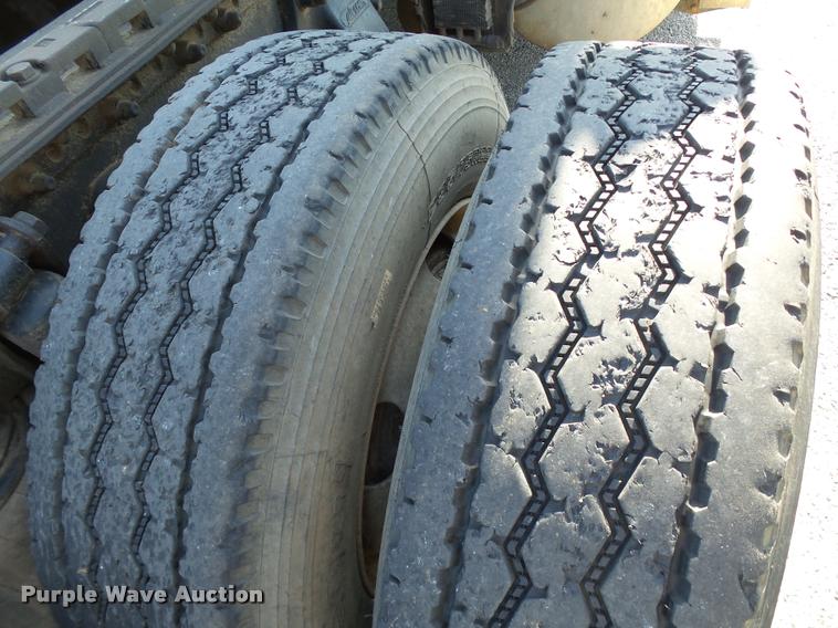 image for item DB4100 2006 Freightliner Columbia semi truck