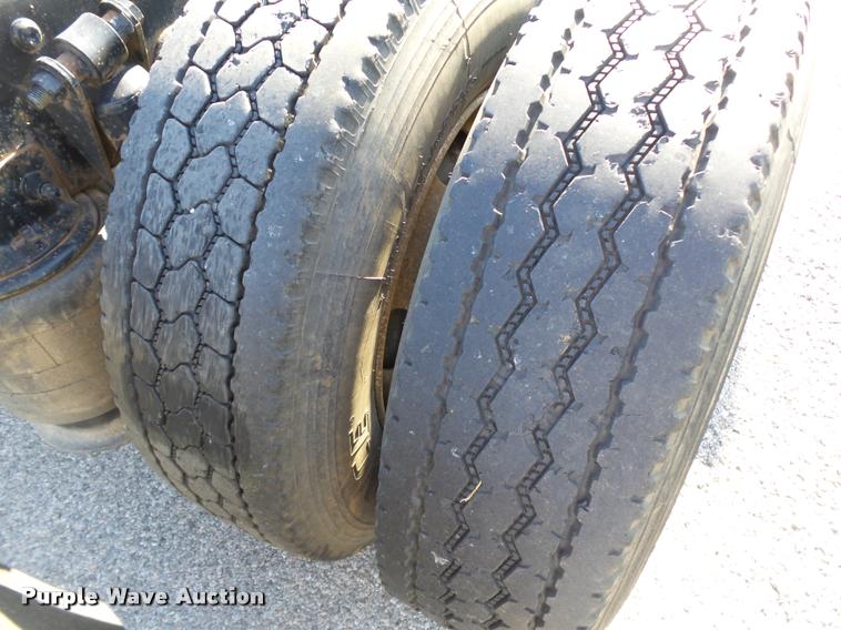 image for item DB4100 2006 Freightliner Columbia semi truck