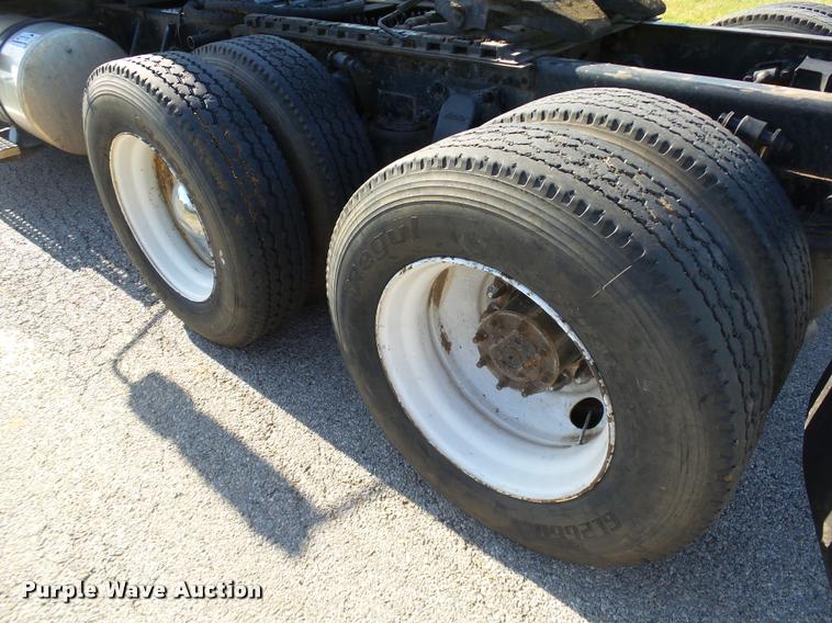 image for item DB4100 2006 Freightliner Columbia semi truck