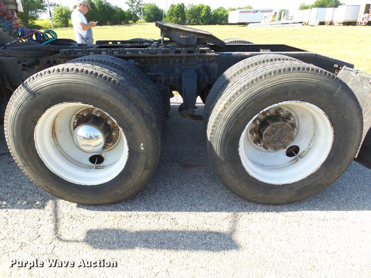 image for item DB4100 2006 Freightliner Columbia semi truck