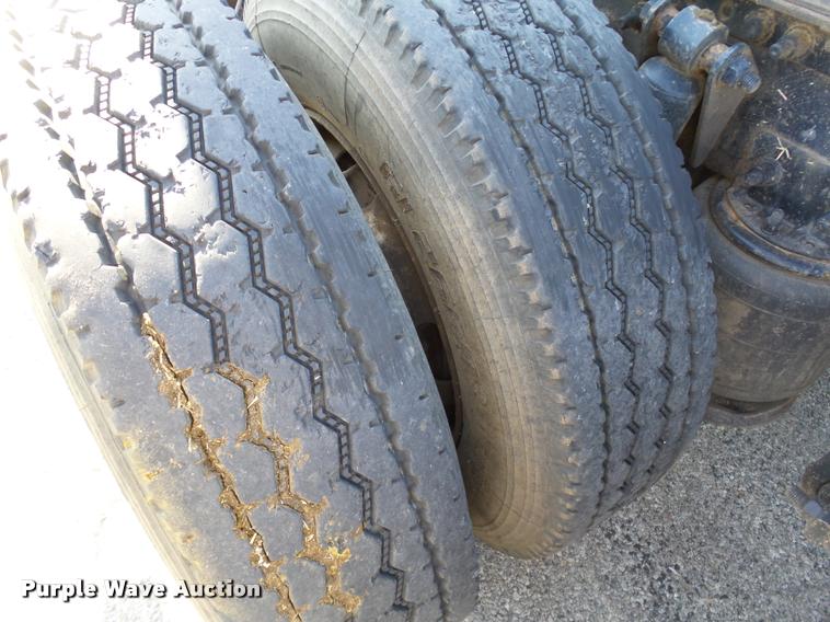 image for item DB4100 2006 Freightliner Columbia semi truck