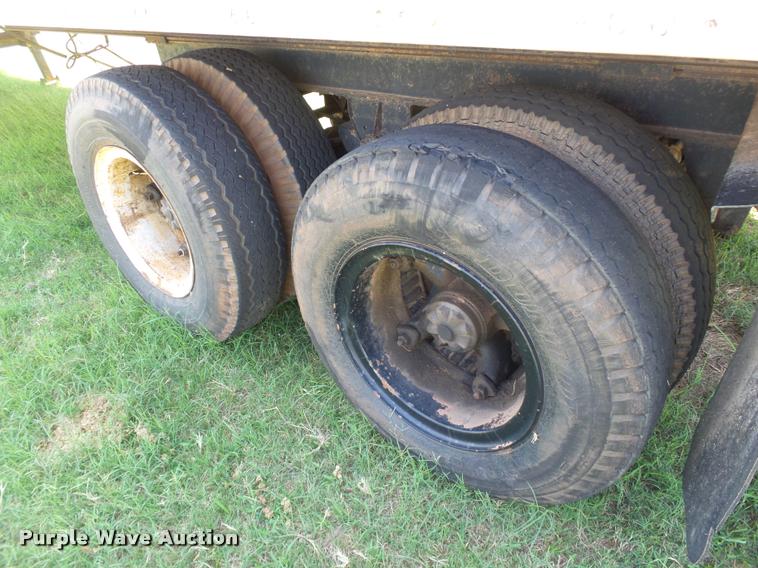 image for item DB4104 1975 Fruehauf FBZ9-F2-40 dry van trailer