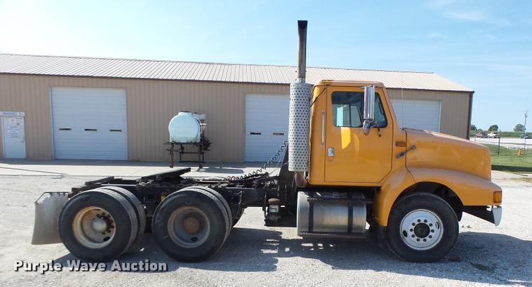 image for item DB5874 1998 International 8200 semi truck