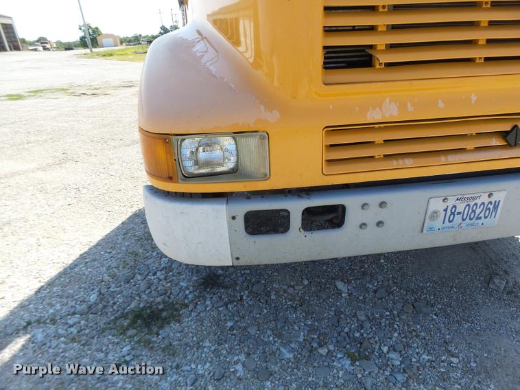 image for item DB5874 1998 International 8200 semi truck