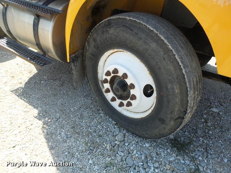 image for item DB5874 1998 International 8200 semi truck